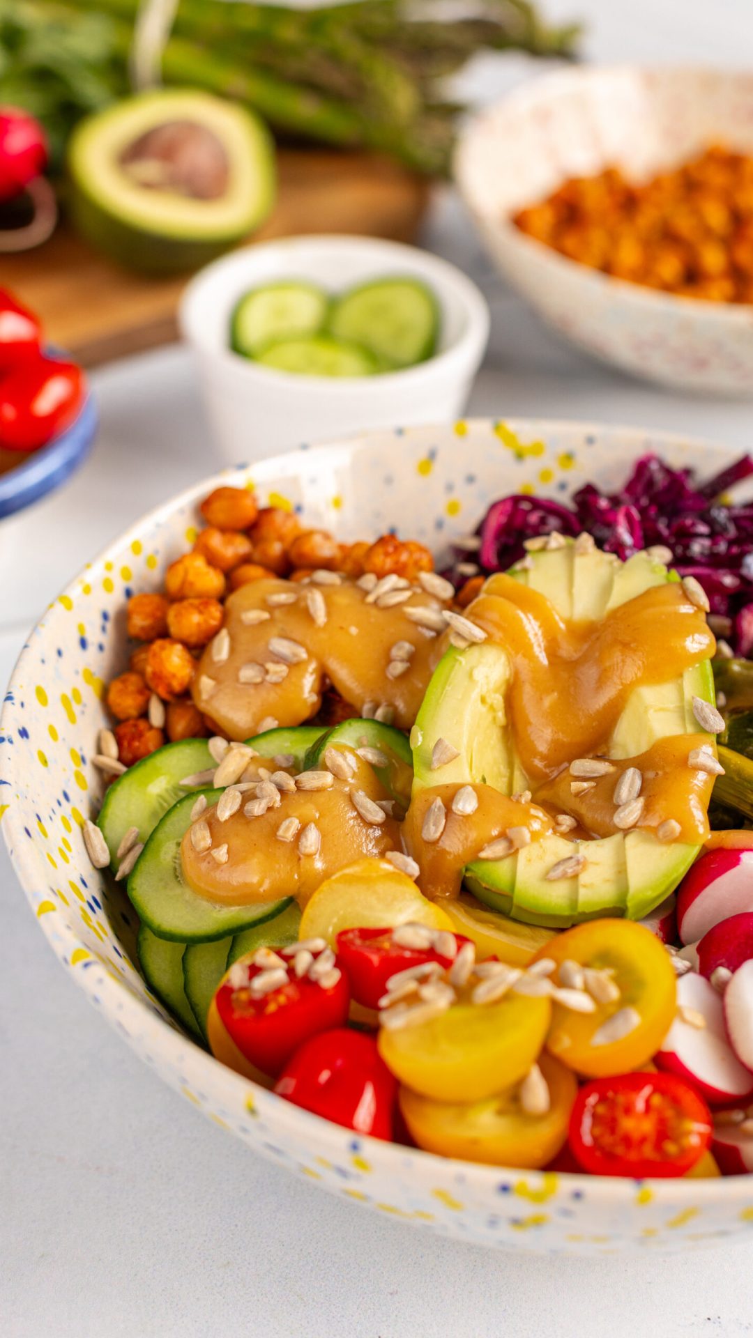 Buddha bowl ze szparagami i sosem orzechowym